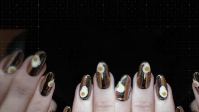 Llegan las ‘egg nails’, uñas decoradas con huevos fritos