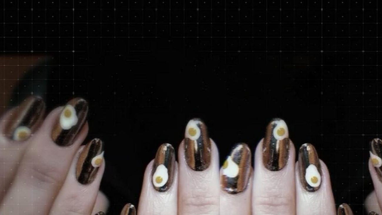Llegan las ‘egg nails’, uñas decoradas con huevos fritos