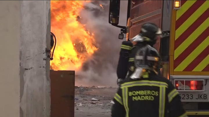 Once dotaciones de bomberos tratan de extinguir un incendio en Vicálvaro