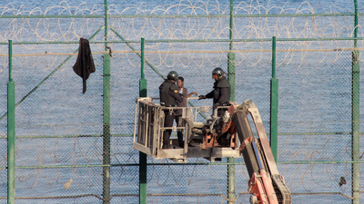 Once guardias civiles resultan heridos durante el asalto masivo en Ceuta