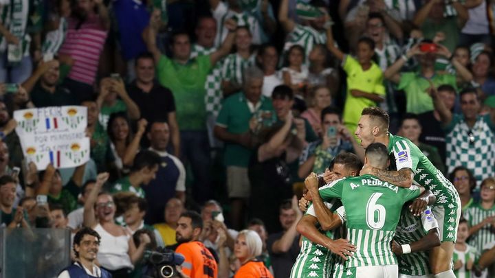 El Betis celebra un gol ante su afición / EFE