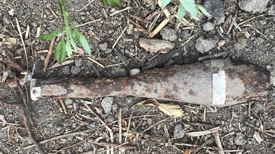 Vecinos de Valdemorillo encuentran un proyectil de la Guerra Civil en una huerta