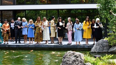 ¿Perjudica a la mujer el papel secundario que se da a las primeras damas en las cumbres políticas?