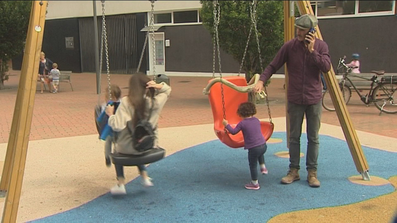 La baja de paternidad igualitaria, una realidad ya para los funcionarios vascos