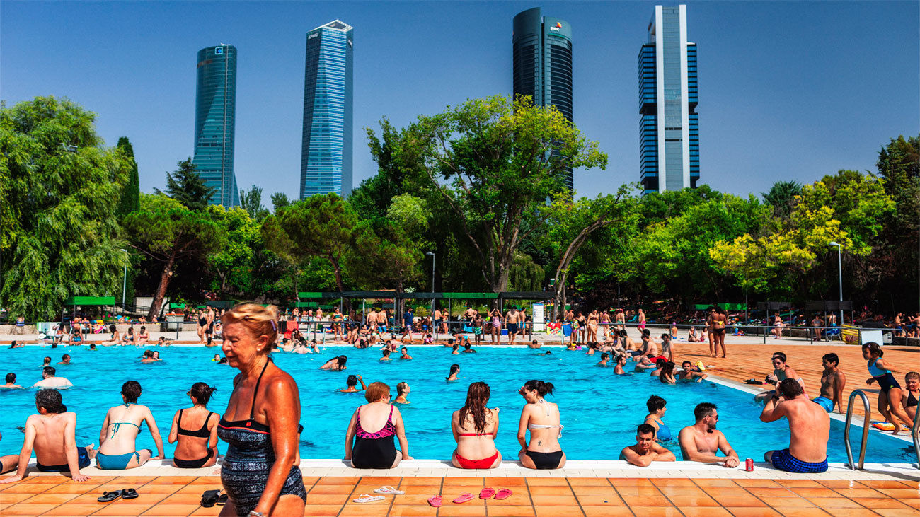 Imagen de una piscina de Madrid en pleno verano