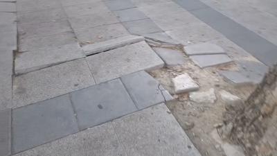 Los vecinos de la calle Antonio Leyva llevan dos años protestando por una acera levantada