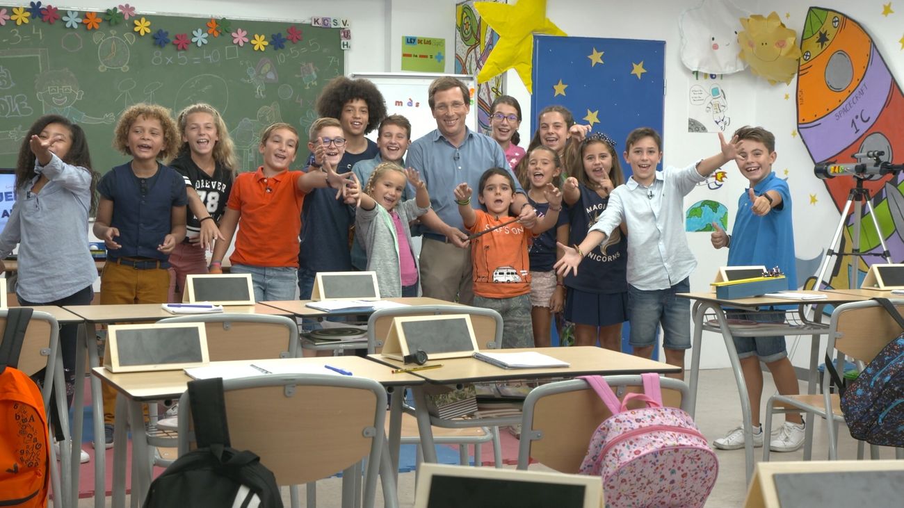 El alcalde Martínez Almeida se enfrenta al test de 15 alumnos de Primaria en ‘La vuelta al cole’