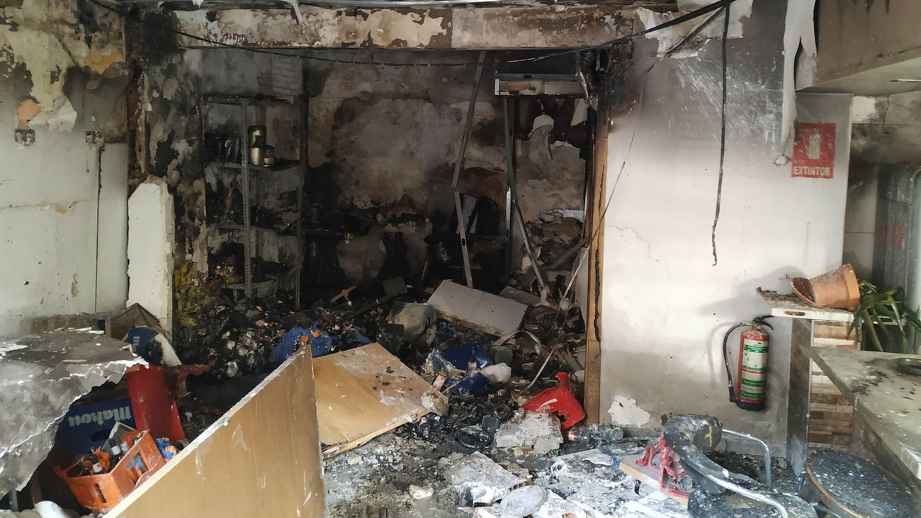 Extinguen un incendio provocado por una explosión en un local de Leganés