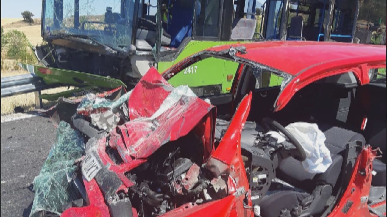 Una colisión frontal entre un autobús y un coche en la M-225 deja 8 heridos, uno grave