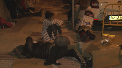 Decenas de padres pasan la noche haciendo cola para matricular a sus hijos