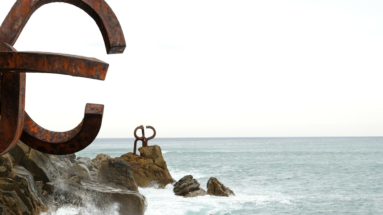 Pintan lazos amarillos en el peine de los vientos, símbolo de San Sebastián