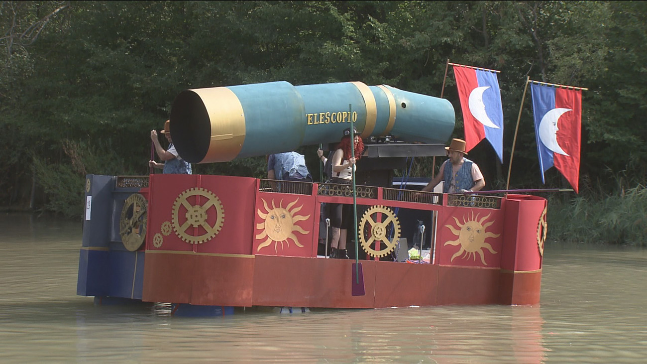 Los barcos locos descienden el Tajo en Aranjuez