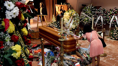 Cientos de personas dan el último adiós a Camilo Sesto