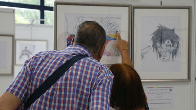 Insultos, lagrimas, miedo y monstruos; una exposición en Móstoles de dibujos de hijos de mujeres maltratadas