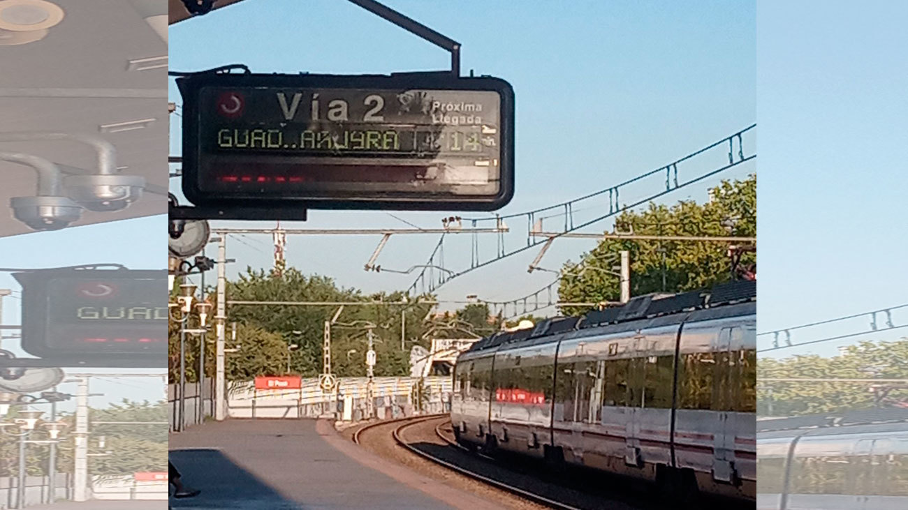 Información en una estación de Cercanías anunciando retrasos con destino Guadalajara
