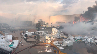 Arde una planta de reciclaje frente a una nave industrial de Alcalá de Henares