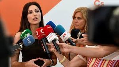 Lorena Roldán: "Torra lleva semanas amenazando con volverlo a hacer"