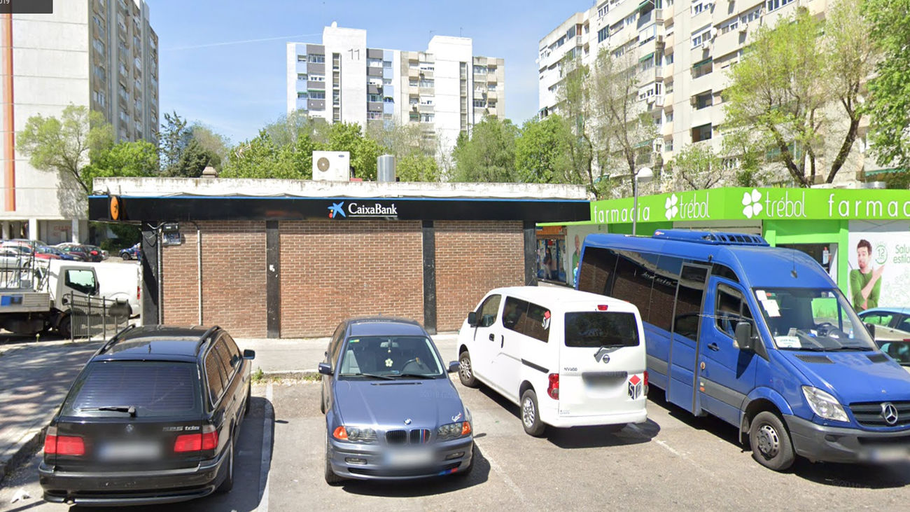 Atracan a punta de pistola una sucursal bancaria en Usera