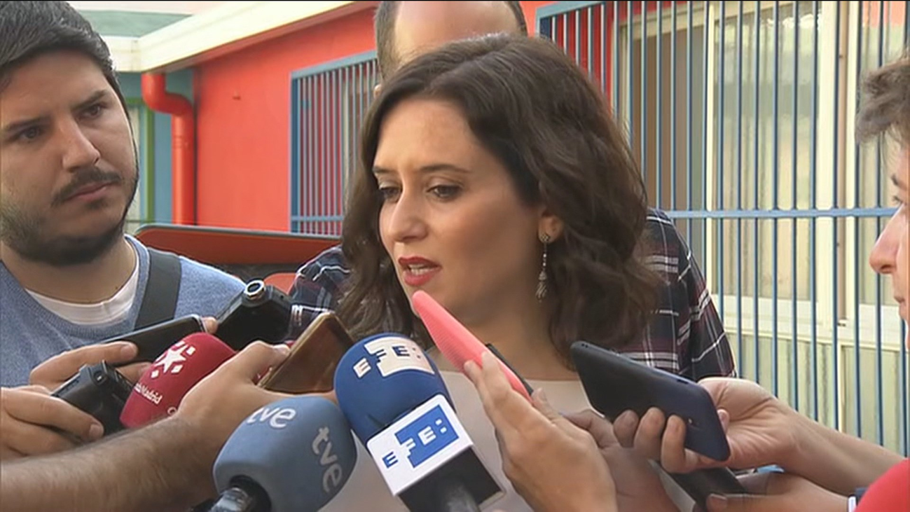 Ayuso pide cautela para el futuro de Avalmadrid y no cerrarla sin más