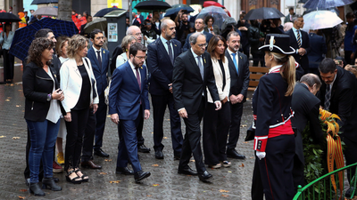 El himno español suena a todo volumen en la ofrenda floral de la Diada