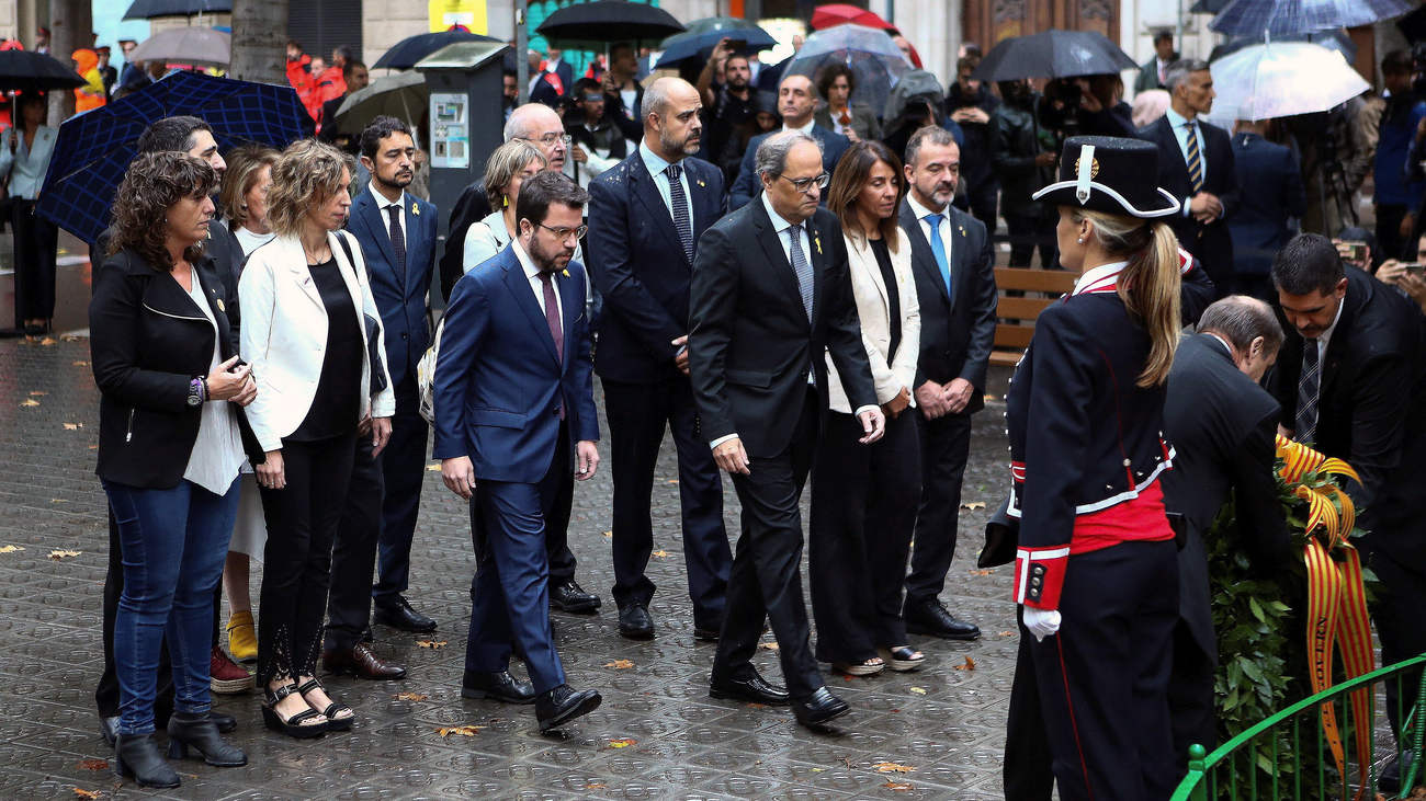 El himno español suena a todo volumen en la ofrenda floral de la Diada