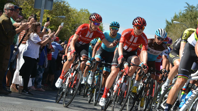 Ambientazo en Colmenar Viejo en la salida de la etapa madrileña de la Vuelta