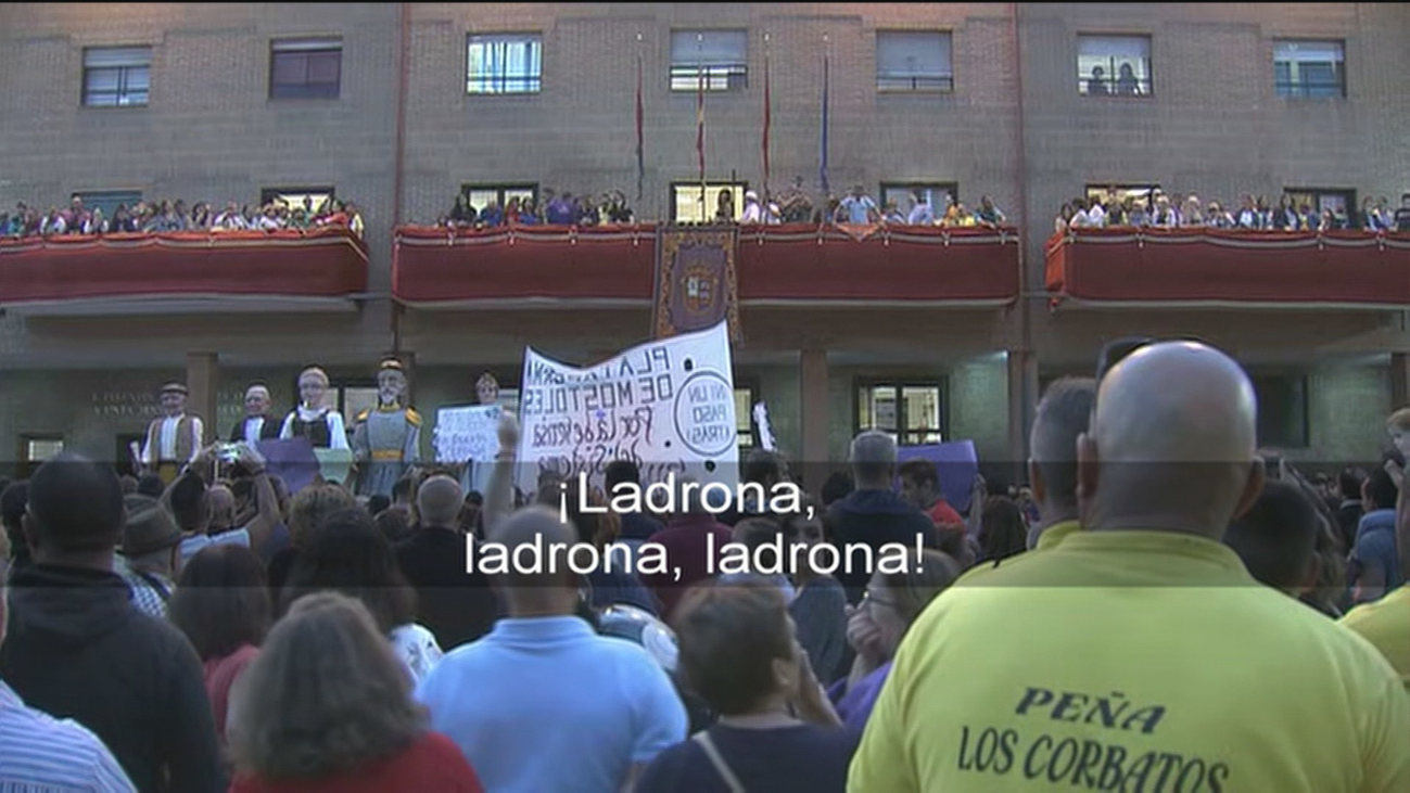 Así fue la cacerolada contra la alcaldesa de Móstoles en el pregón de las fiestas