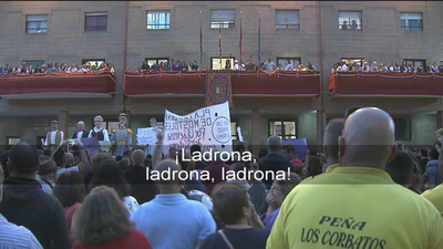 Así fue la cacerolada contra la alcaldesa de Móstoles en el pregón de las fiestas