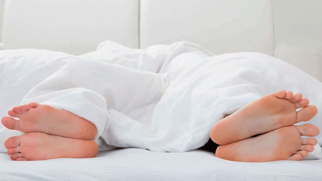 ¿Dormir en camas separadas mejora la vida sexual?