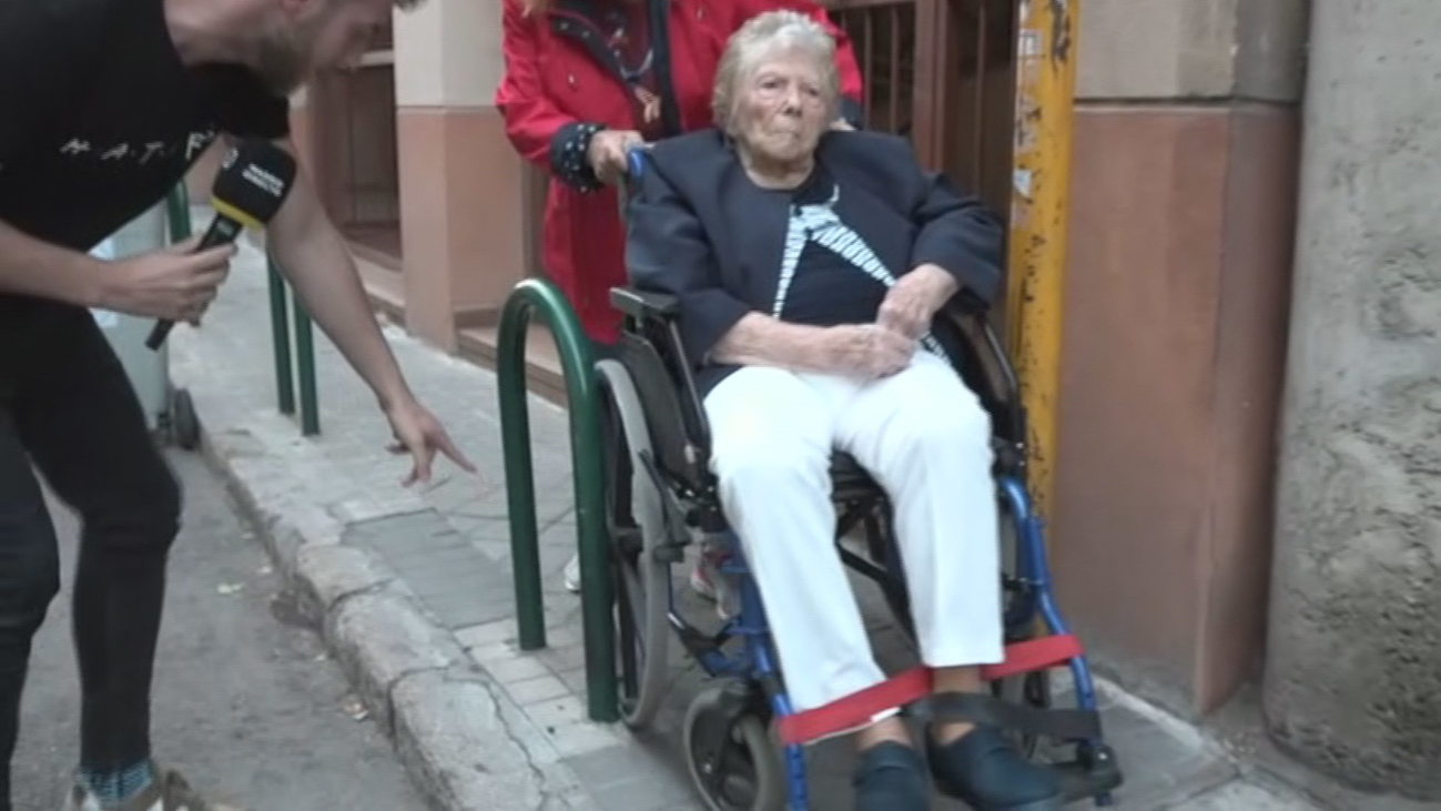 Peligrosa y diminuta acera en la calle Vinaroz