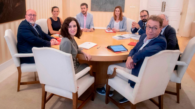 Ayuso con  sindicatos y patronal en su primera reunión