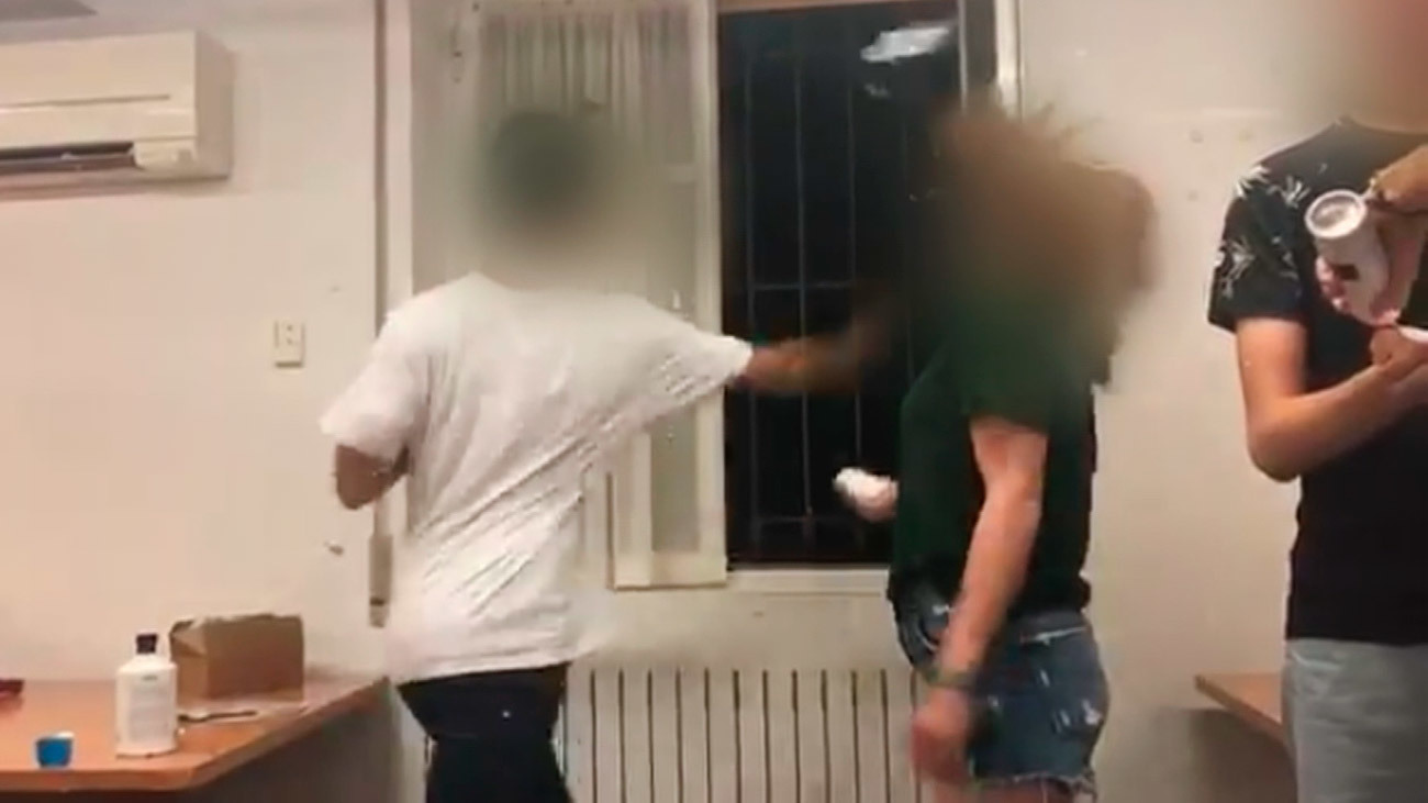 Imagen captada de un video en el que un estudiante le da una bofetada a una compañera durante una novatada