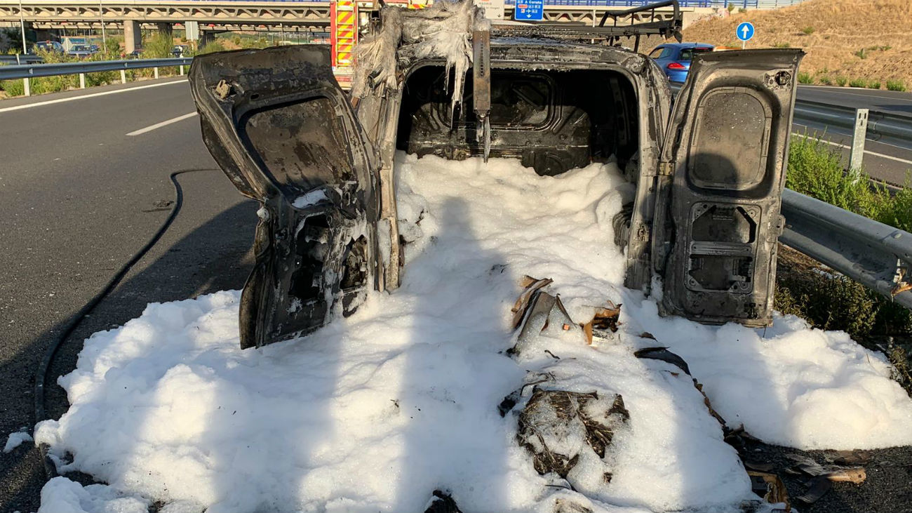 Aparatoso incendio de una furgoneta en Alcorcón cargada con fibra óptica