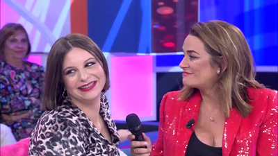 Toñi Moreno sorprende en directo a una periodista de 'Aquellos Maravillosos Años'
