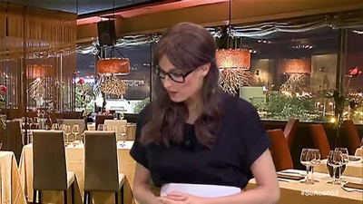 First Dates concierta una cita entre Iglesias y Sánchez para que negocien