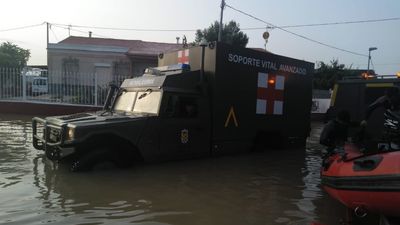 La UME y los "boinas verdes" reparten víveres en el sur de Alicante, la zona más anegada por la gota fría