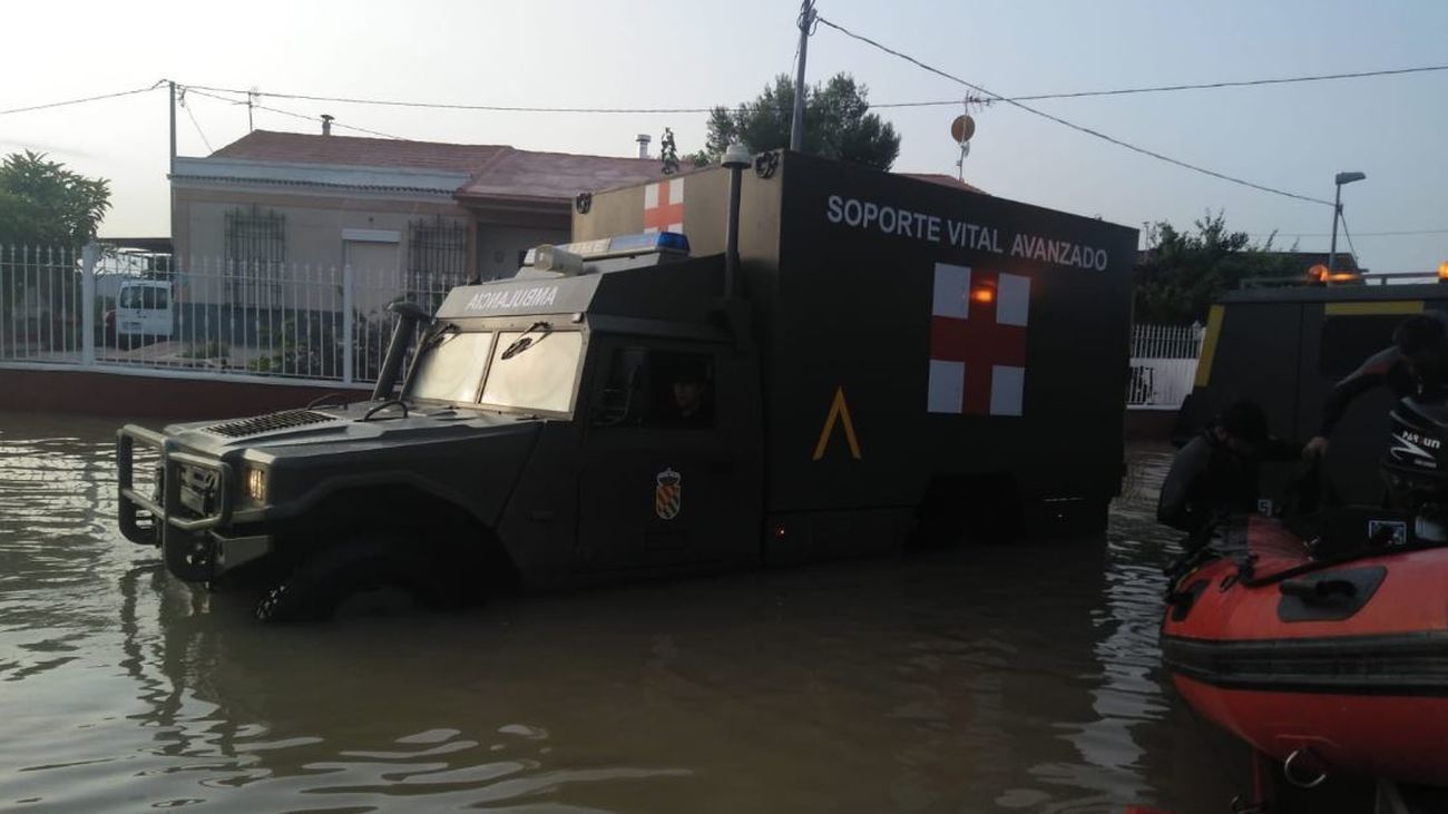 La UME reparte víveres en el sur de Alicante