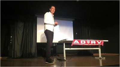 Los aficionados del Rayo Vallecano reciben lecciones del VAR