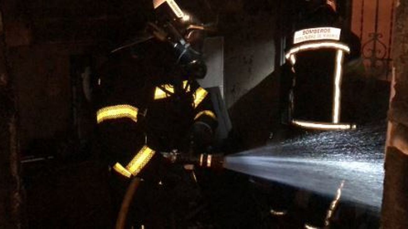 Bomberos de la Comunidad de Madrid trabajan en un incendio de una casa en  El Molar
