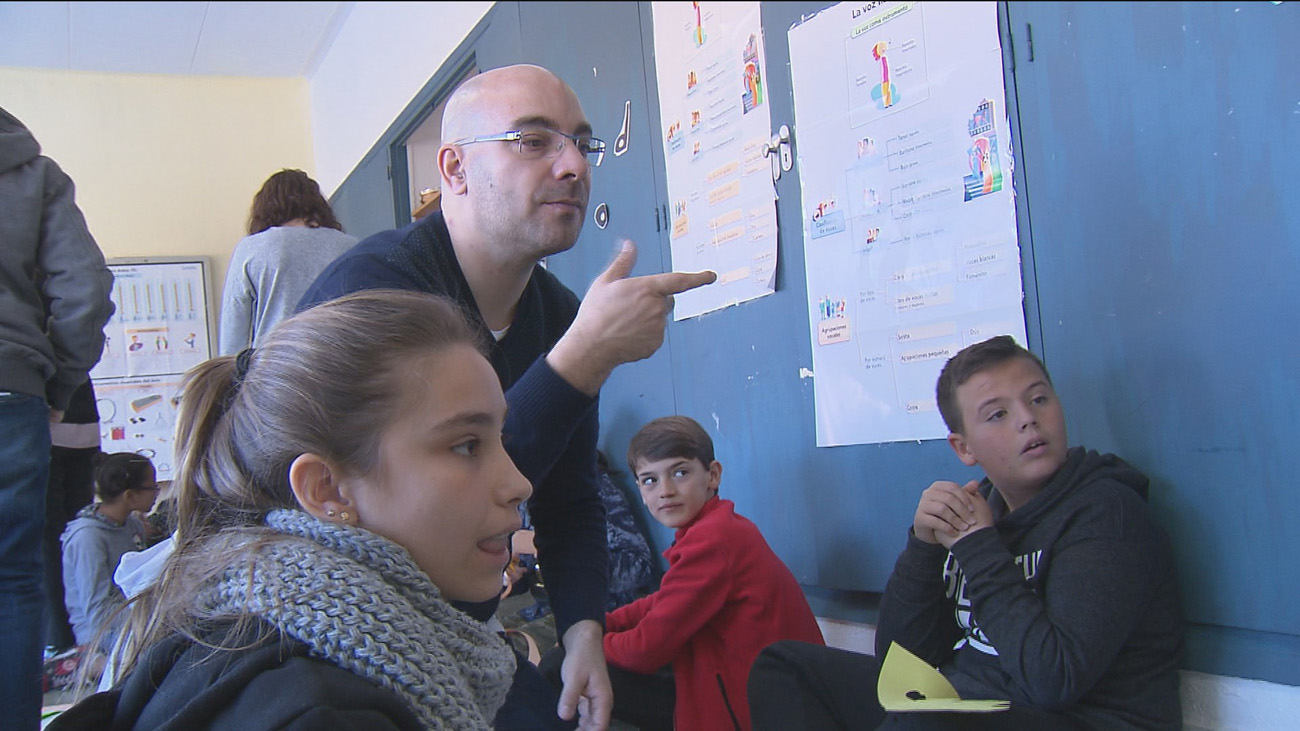 Educación busca empresa de intérpretes de lengua de signos