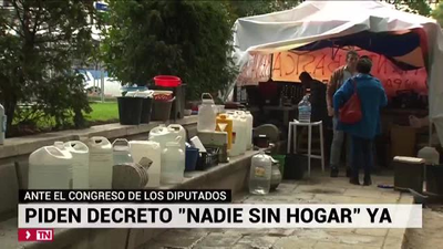 La plataforma ‘Nadie sin hogar’ protesta ante el Congreso
