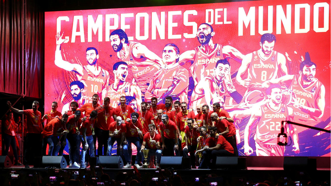 España celebra a lo grande el oro del Mundial en la Plaza de Colón