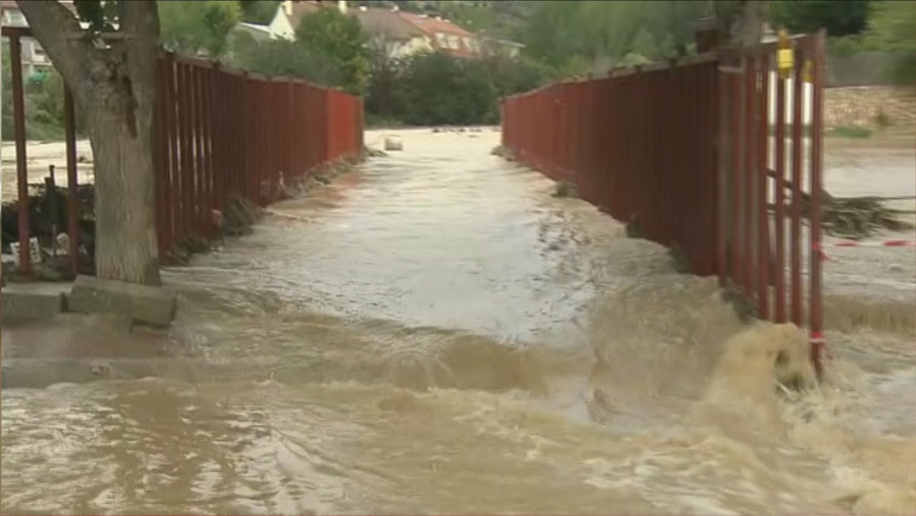 La riada divide Villar del Olmo en dos