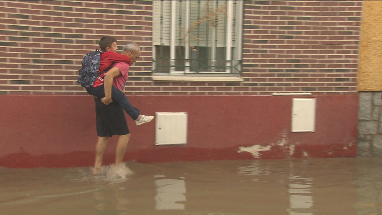 Los vecinos de San Martín de la Vega evalúan los destrozos tras las tormentas
