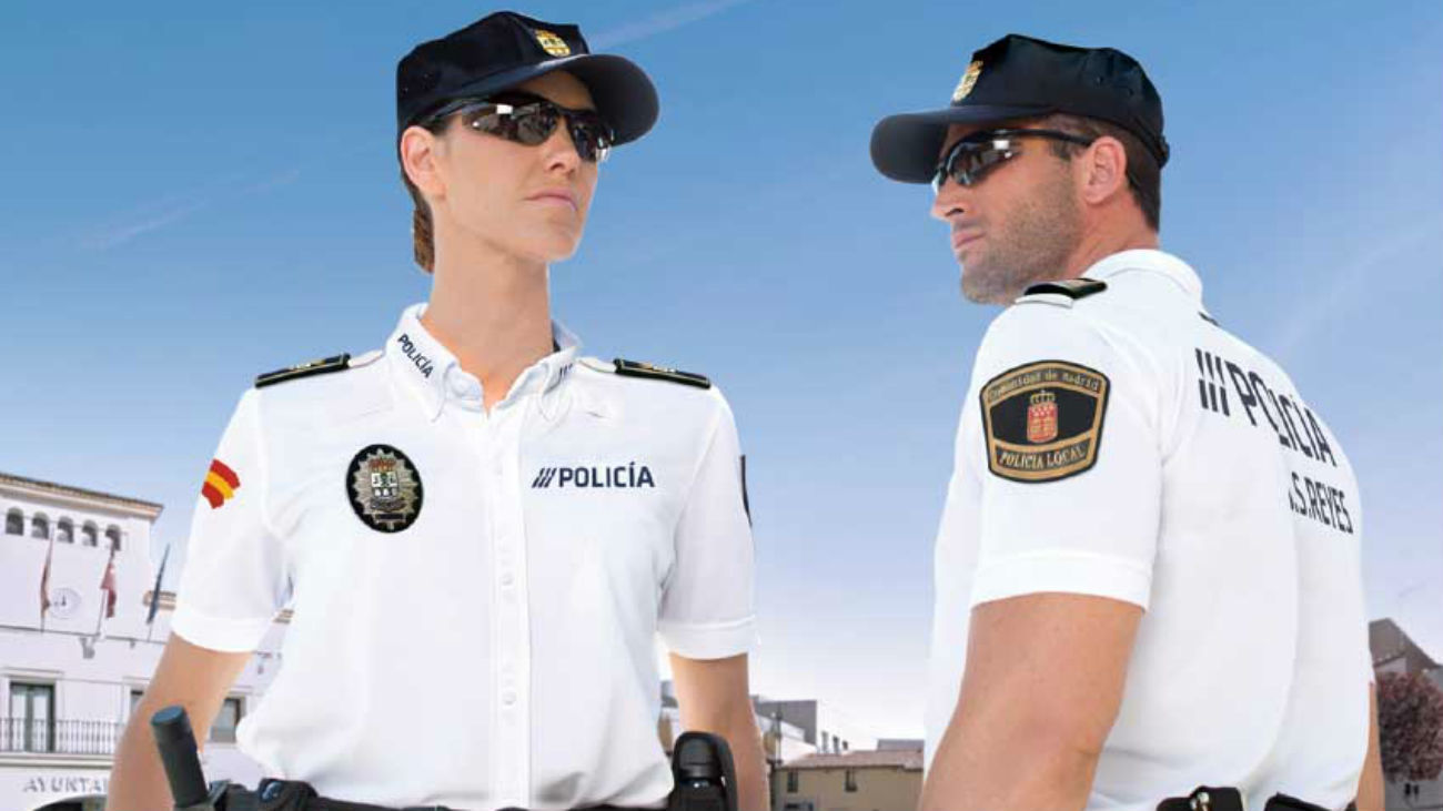 Policía de Sanse estrena uniforme realizado desechados del