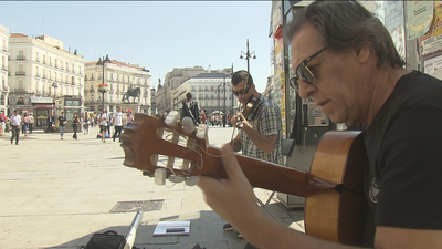 Vecinos y comerciantes, contentos con la peatonalización de Sol; los conductores, reacios