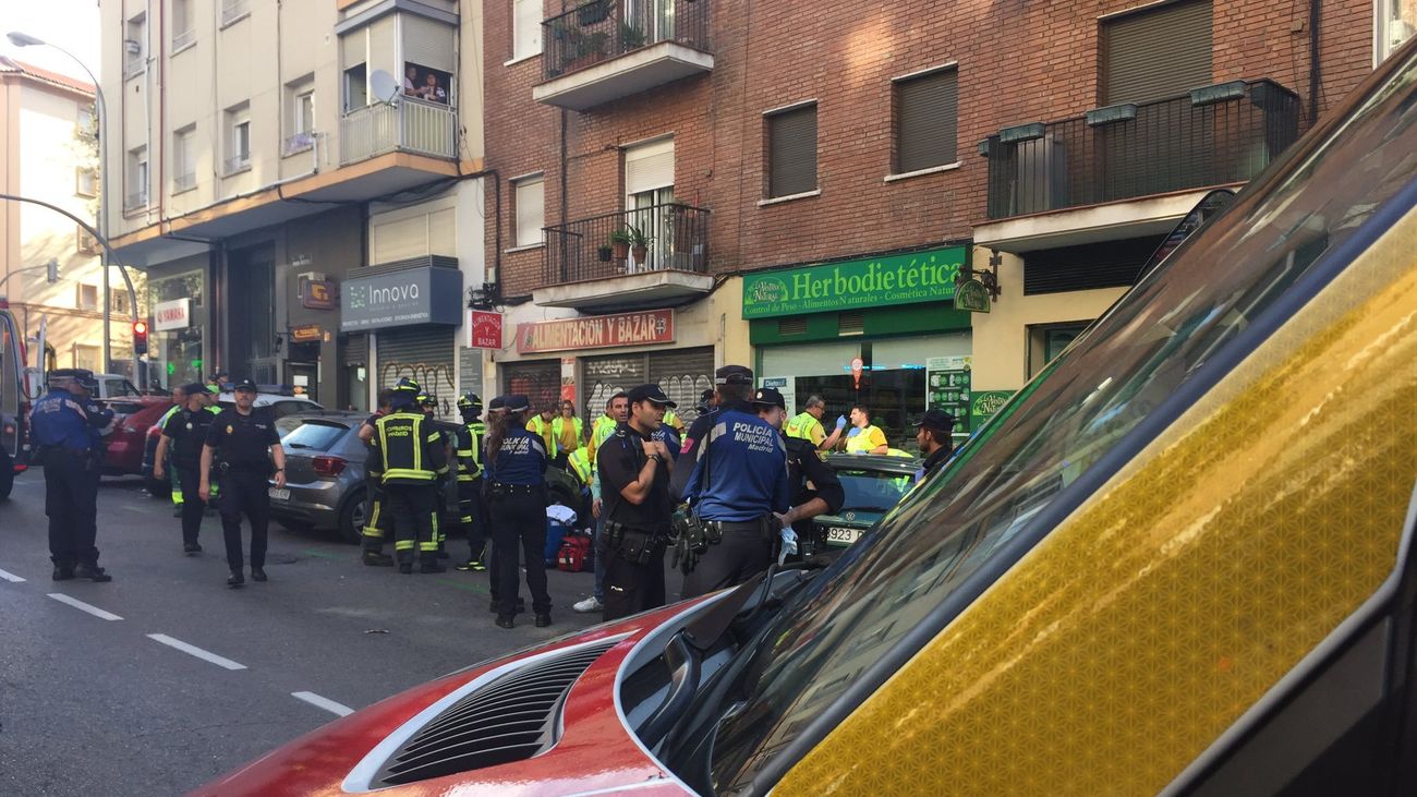 Una mujer y su hija, graves tras precipitarse desde un segundo piso en Infanta Mercedes