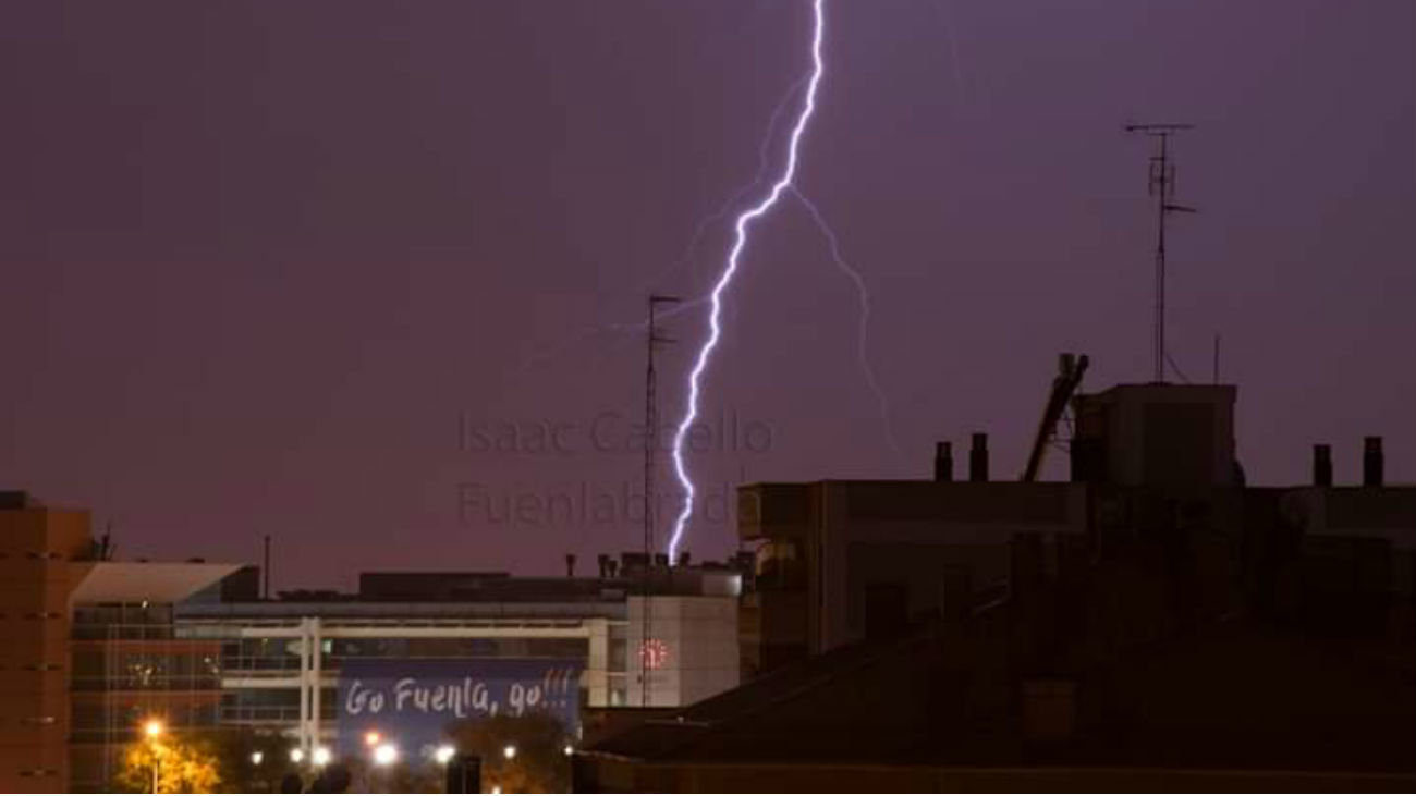 El impactante momento en el que un rayo cae sobre el Ayuntamiento de Fuenlabrada