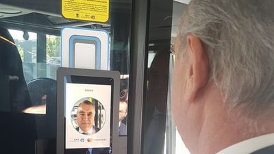 Entrar en un autobús de Madrid... y pagar con la cara