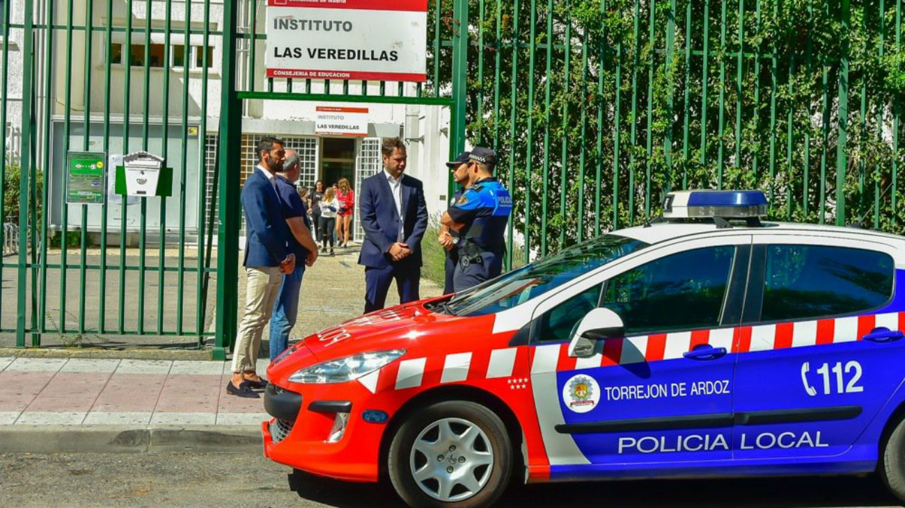 El alcalde de Torrejón de Ardoz, Ignacio Vázquez, con la Policía Local